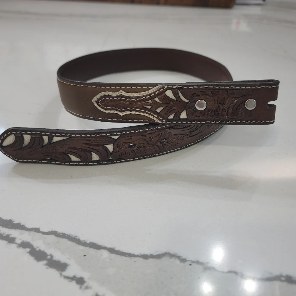 Nocona tooled leather blend belt 31